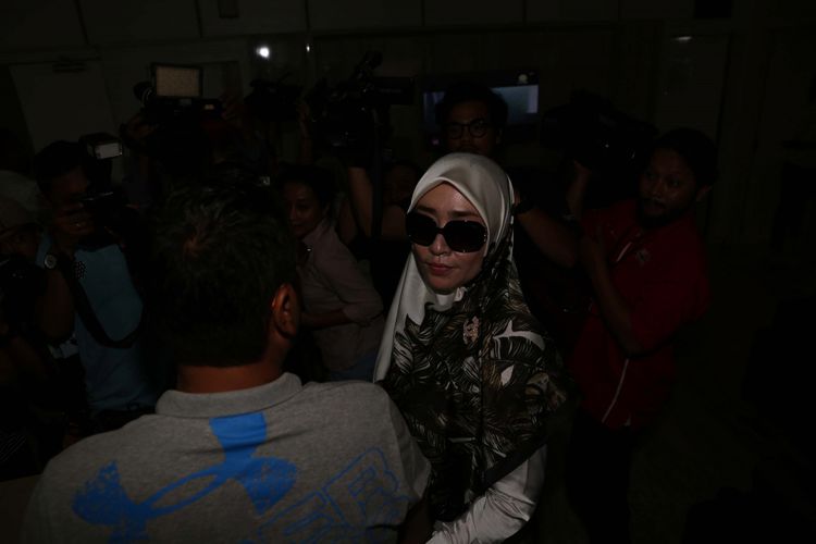Firza Husein tiba di Krimsus, Polda Metro Jaya, Jakarta, Selasa (16/5/2017). Firza terbelit kasus konten pornografi dalam percakapan via WhatsApp yang diduga melibatkan dirinya dengan pimpinan Front Pembela Islam (FPI) Rizieq Shihab.