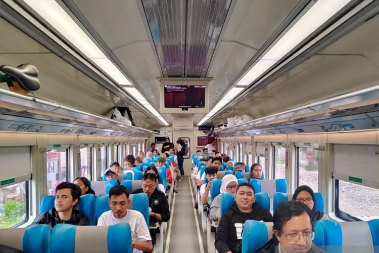Situasi perjalanan dalam kereta KA Papandayan (Relasi Jakarta-Garut) di hari pertama operasi dari Bandung menuju Garut, Rabu (24/1/2024).  