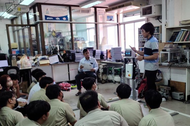 Marcellino sedang mempresentasikan purwarupa Humanoid Teaching Assistant Robot kepada mahasiswa di Rajamangala University of Technology Thanyaburi, Thailand.