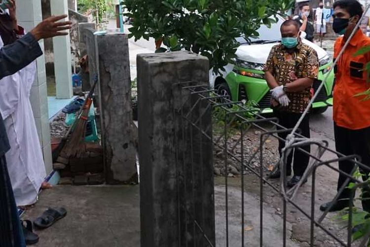 DIHADANG?Kedua orang tua orang seorang santri positif corona menghadang Bupati Madiun, Ahmad Dawami yang hendak menjemput paksa anaknya untuk diisolasi di rumah sakit, Kamis (14/5/2020).