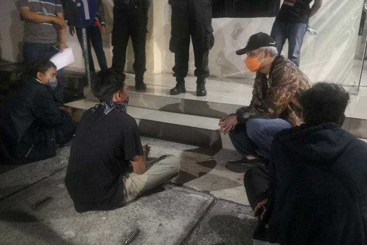 Gubernur Jawa Tengah Ganjar Pranowo berbincang dengan beberapa pendemo yang diamankan di Mapolrestabes Semarang, Rabu (7/10/2020) malam. 