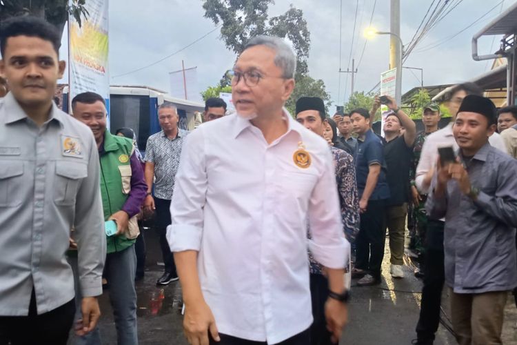 Menteri Koordinator Bidang Pangan, Zulkifli Hasan, saat melakukan kunjungan ke Desa Plosogenuk, Kecamatan Perak, Kabupaten Jombang, Jawa Timur, untuk bertemu dan berdialog dengan petani, Sabtu (25/10/2025).