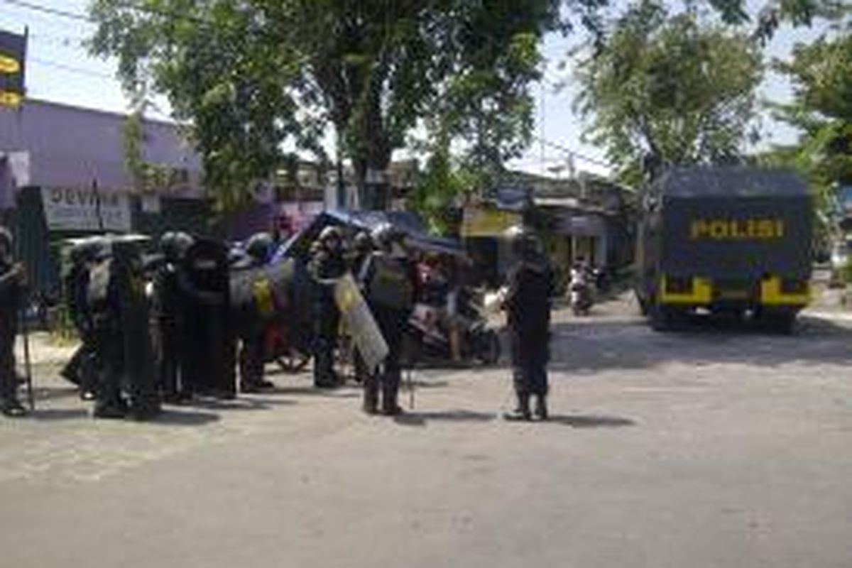 Polisi menggunakan mobil water canon dalam penjagaan di ujung Jalan Jarak Surabaya, Minggu (27/7/2014). Penjagaan dilakukan di saat pemerintah Kota Surabaya memasang plakat Dolly bebas prostitusi.