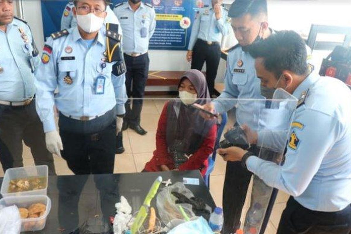 Seorang Ibu Berinisial P Bawa Soto Ayam Berisi Sabu untuk Anaknya yang Menjadi Narapidana di Lapas Pemuda Madiun. 