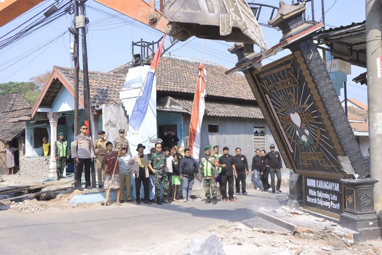 DIROBOHKAN—Satu buah tugu pesilat yang berada di ruas jalan Madiun-Ponorogo di Kecamatan Geger, Kabupaten Madiun, Jawa Timur, dibongkar menggunakan alat berat. Hingga saat ini sudah sembilan tugu pesilat di Kabupaten Madiun yang dibongkar secara sukarela.