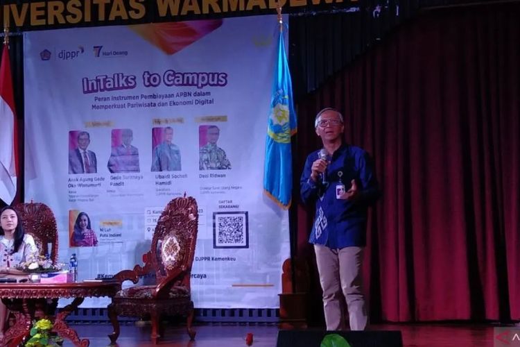 Direktur Surat Utang Negara Direktorat Jenderal Pengelolaan Pembiayaan dan Risiko (DJPPR) Kemenkeu Deni Ridwan memberikan pemaparan di sela InTalks to Campus di Universitas Warmadewa Denpasar, Bali, Kamis (21/9/2023) ANTARA/Dewa Ketut Sudiarta Wiguna