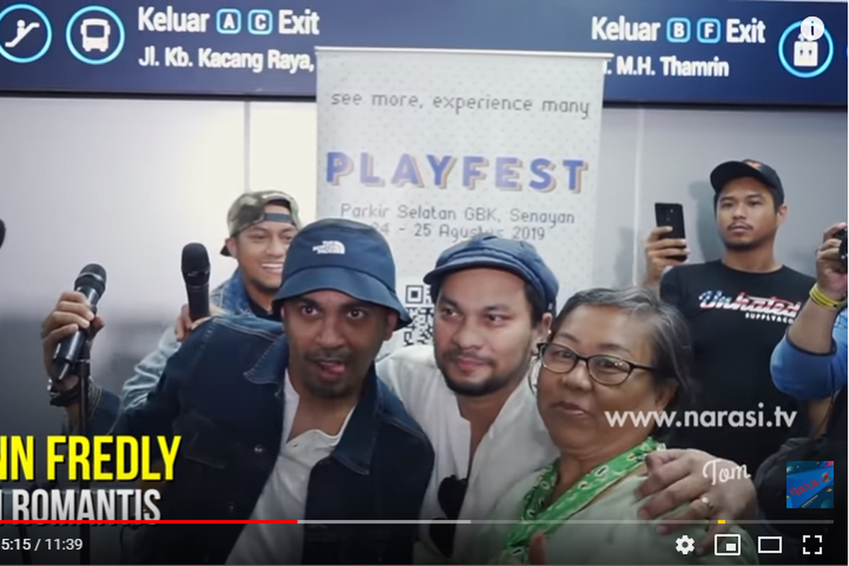 Penyanyi Glenn Fredly dan Tompi saat berfoto bersama emak-emak di Stasiun MRT, Jakarta Pusat. 