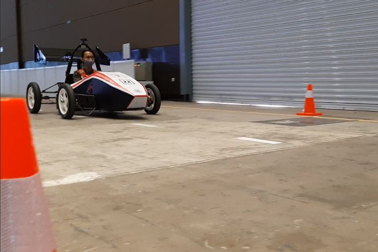 Test drive mobil listrik balap karya Yacaranda Team UGM di PEVS 2022