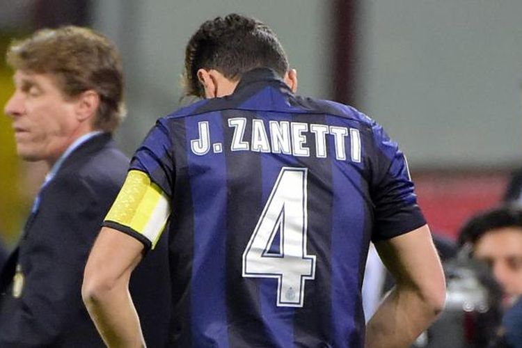 Kapten Inter Milan Javier Zanetti mengenakan kostum khusus, pada laga terakhirnya di Giuseppe Meazza, yaitu laga Serie-A melawan Lazio, Sabtu (10/5/2014).