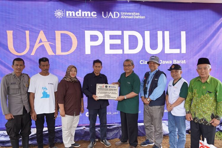 Rektor UAD Dr. Muchlas (keempat dari kanan) menyerahkan bantuan pada warga terdampak gempa Cianjur Jawa Barat.