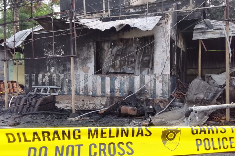 Kondisi pos polisi ludes terbakar akibat laka lantas truk tangki BBM terguling dan terbakar di ruas jalan Perintis Kemerdekaan, Cianjur, Jawa Barat, Minggu (2/11/2025).