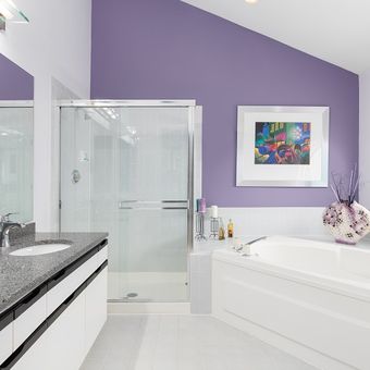 Ilustrasi kamar mandi berwarna lilac.