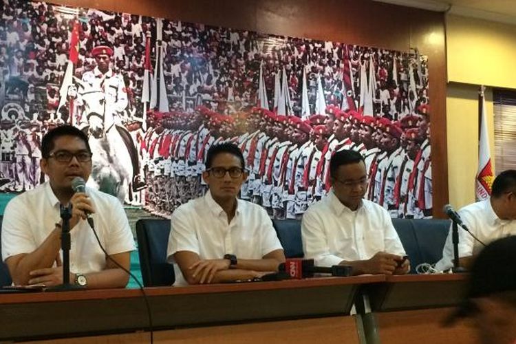 Kedua dari kiri, cawagub DKI Jakarta nomor dua Sandiaga Uno, Cagub DKI Jakarta nomor satu Anies Baswedan dan konsultan tim pemenangan Anies Sandi, Eep Saefulloh Fatah di DPP Gerindra, Jakarta Selatan, Kamis (16/2/2017).