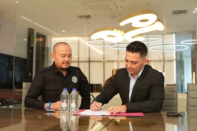 Didampingi Manajer Arema FC, M Ali Rifki pelatih baru Javier Roca sedang menandatangi surat perjanjian kontrak bergabung dengan tim di Jakarta, Selasa (7/9/2022) sore.