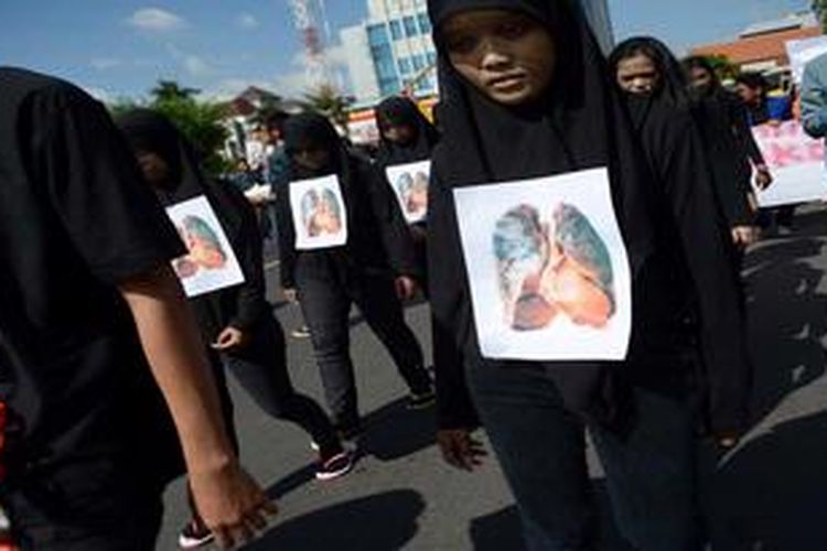 Sejumlah komunitas menggelar aksi peringatan Hati Tanpa Tembakau di Kawasan Tugu Muda, Kota Semarang, Jawa Tengah, Jumat (31/5/2013). Kampanye anti-rokok tersebut membagikan selebaran yang berisi ajakan berhenti merekok yang dianggap merugikan kesehatan.