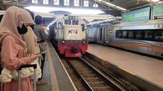 Pulang Kerja Bandung ke Cicalengka Naik Commuter Line, Chela Sorot Gerbong Padat hingga Keamanan