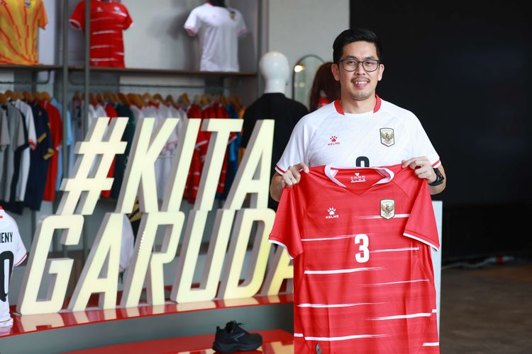 CEO Kelme Indonesia, Kevin Wijaya berpose setelah diwawancara Kompas.com dalam program sporty di Garuda Store, Gelora Bung Karno, Jakarta, Selasa (21//4/2026).