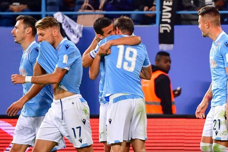 Para pemain Lazio merayakan gol ke gawang Juventus dalam laga Piala Super Italia 2019 di Stadion King Saud University, Riyadh, Arab Saudi, Minggu (22/12/2019).