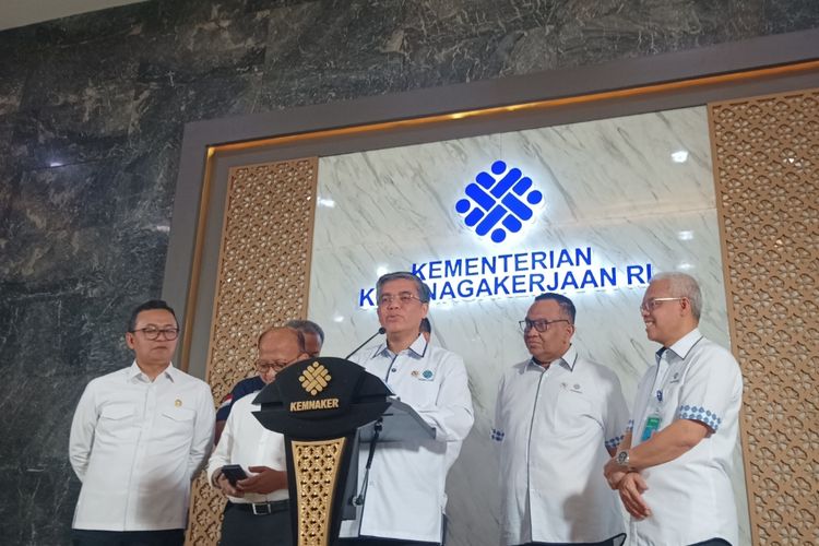 Menaker Yassierli saat memberikan keterangan pers soal program magang fresh graduate di Kantor Kemenaker, Jakarta, Senin (13/10/2025).