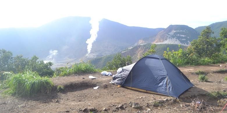 Pendaki berkemah di pinggir igir-igir Pos Pendakian Gunung Papandayan, Garut, Jawa Barat, Minggu (21/2/2016). Dari tempat berkemah, pendaki bisa melihat pemandangan matahari terbit, kawah-kawah Gunung Papandayan serta Hutan Mati dari kejauhan.
