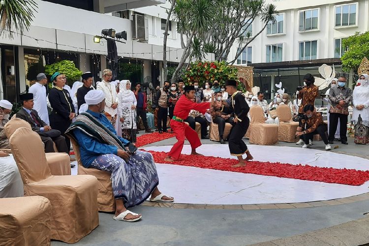 Prosesi pernikahan Roro Fitria dan Andre Irawan dibuka dengan upacara adat khas Betawi yang disebut Palang Pintu.