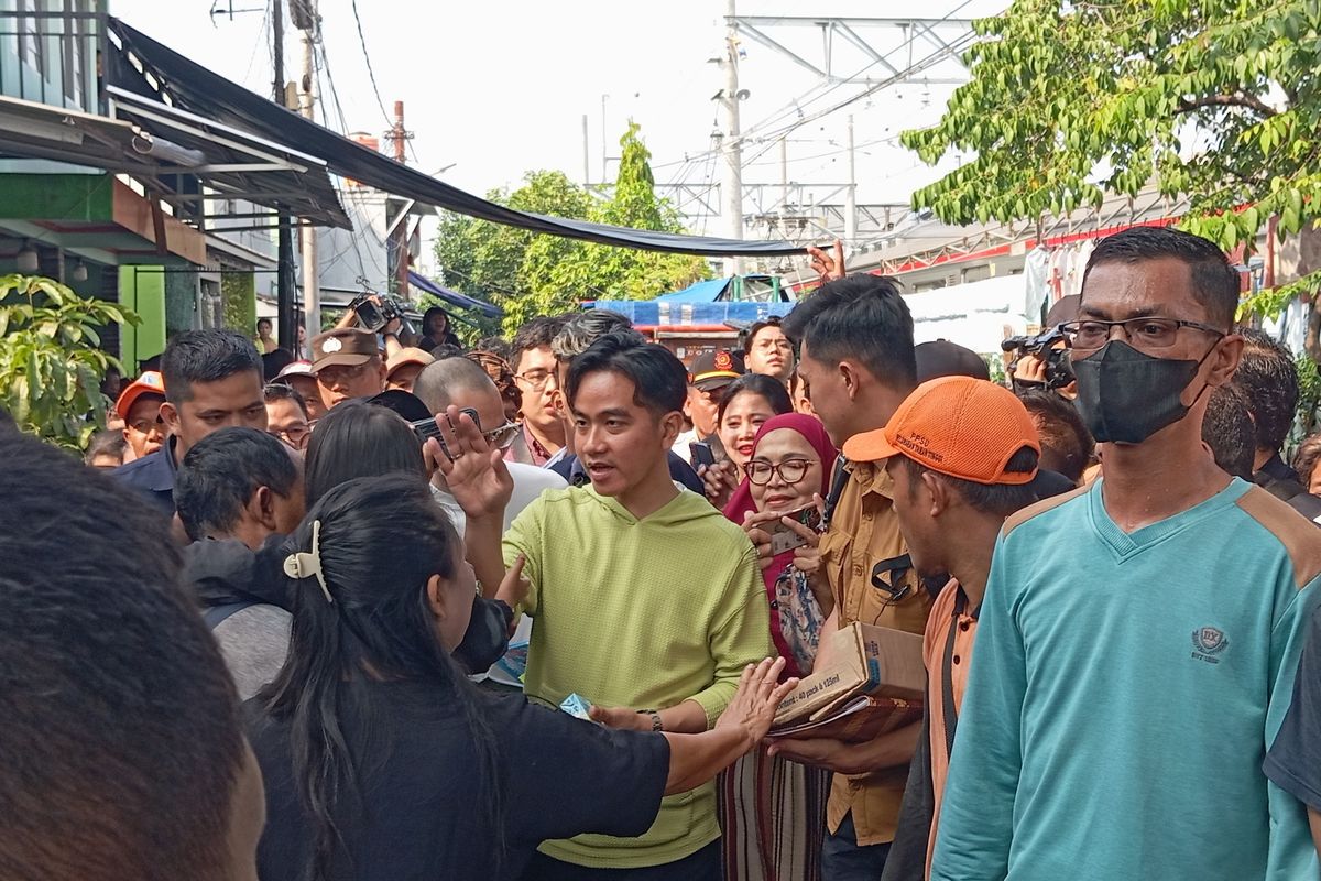 Wakil Presiden Terpilih Gibran Rakabuming Raka saat blusukan di Kampung Deret, Johar Baru, Jakarta Pusat, Rabu (3/7/2024)