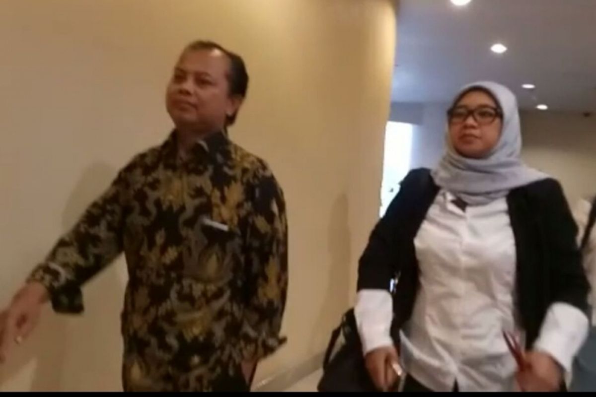 Ketua KPU DKI Jakarta Sumarno dan Komisioner KPU DKI Jakarta Dahliah Umar saat menghadiri rapat internal tim pemenangan Ahok-Djarot, di Hotel Novotel, Jakarta Barat, Kamis (9/3/2017).