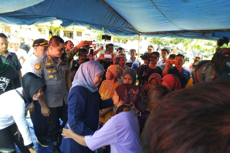 Gubernur  Jawa Timur Khofidah Indar Parawansa saat  mengunungi korban banjir bandang di Kabupaten Jember 