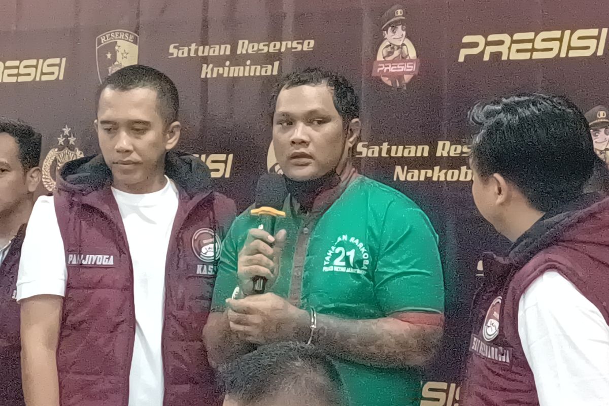 Vokalis band Last Child sekaligus tersangka kasus narkoba, Virgoun (baju hijau) saat konferensi pers di Polres Metro Jakarta Barat, Selasa (25/6/2024).