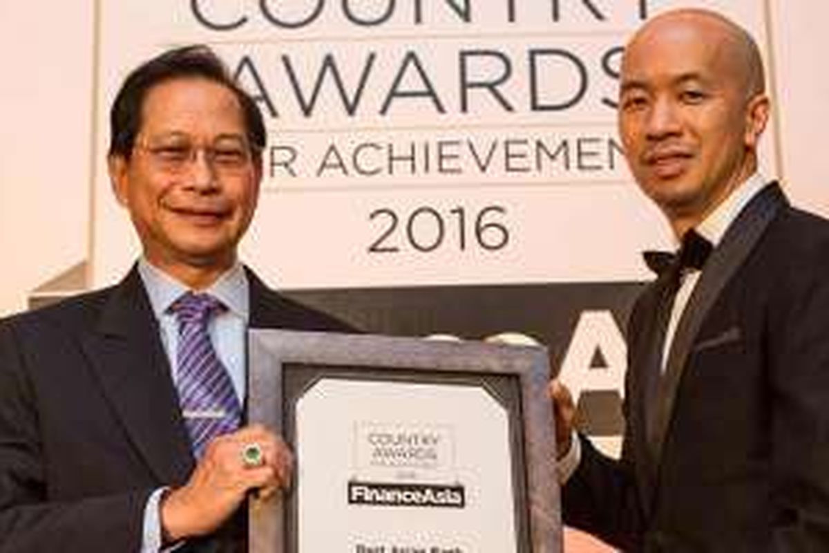 Presiden Direktur PT Bank Central Asia Tbk (BCA) Jahja Setiaatmadja menerima penghargaan Best Asian Bank dari Senior Director and Head of Asia-Pacific Financial Institutions, S&P Global Market Intelligence, Singapore Clement Ma dalam FinanceAsia Country Awards for Achievement 2016 di Singapura, (1/9/2016). 