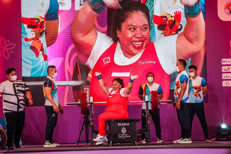 Atlet para angkat berat Indonesia, Sriyanti (tengah jersey merah), merayakan kesuksesannya mencetak rekor angkatan 127 kg pada ajang ASEAN Para Games 2022, Kamis (4/8/2022), di Solo Paragon Hotel.
