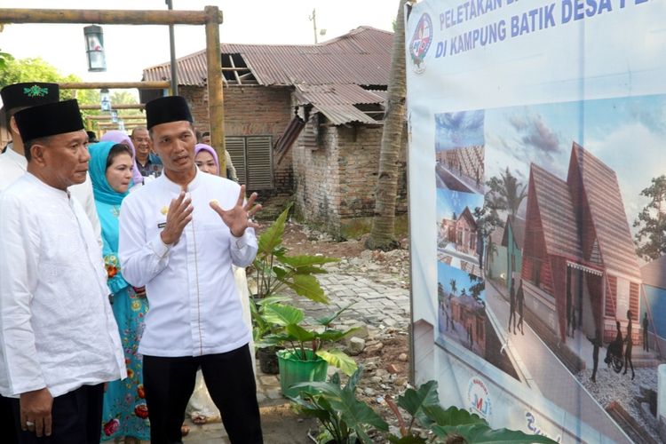 Peresmian Galery Batik di Jalan Masjid, Gang Musyawarah, Dusun 9, Desa Pematang Johar, Kecamatan Labuhan Seli, Kabupaten Deli Serdang, Sumatera Utara oleh Bupati Deliserdang Ashari Tambunan. 