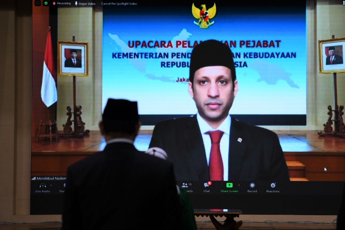 Menteri Pendidikan dan Kebudayaan (Mendikbud) Nadiem Anwar  Makarim  melantik  29  Pejabat  Eselon  1  dan  2,  Rektor,  serta  Pejabat Fungsional Ahli Utama, secara virtual, pada Selasa (21/07/2020). 