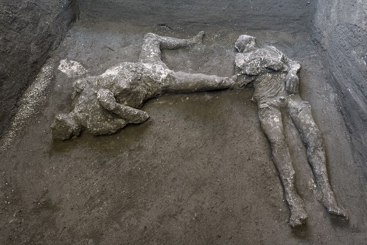 Dua jasad yang diyakini sebagai orang kaya dan budak prianya yang melarikan diri dari letusan gunung berapi Vesuvius hampir 2.000 tahun lalu, di sebuah vila di pinggiran kota Romawi kuno Pompeii yang. Kedua jasad itu ditemukan selama penggalian baru-baru ini, pejabat taman arkeologi Pompeii mengatakan Sabtu (21/11/2020).