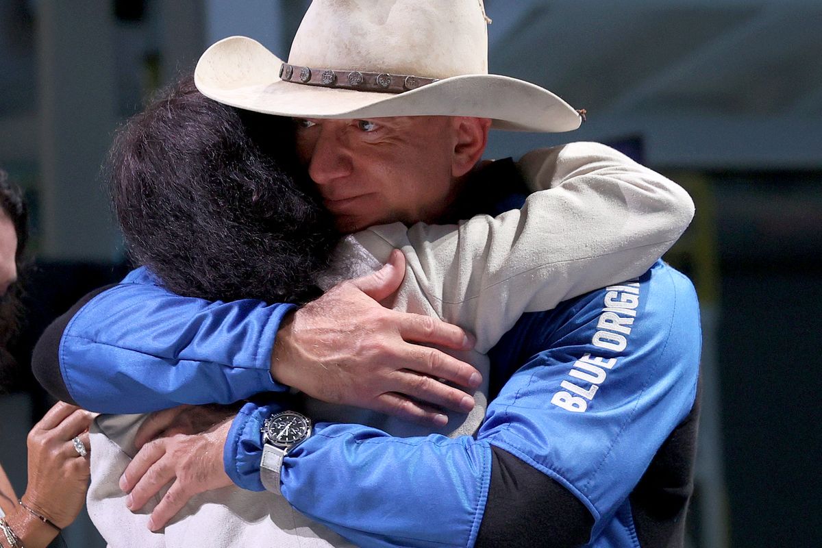 Jeff Bezos memeluk ibunya, Jacklyn Bezos, setelah penerbangannya dengan New Shepard Blue Origin ke luar angkasa dalam konferensi pers pada 20 Juli 2021 di Van Horn, Texas. 