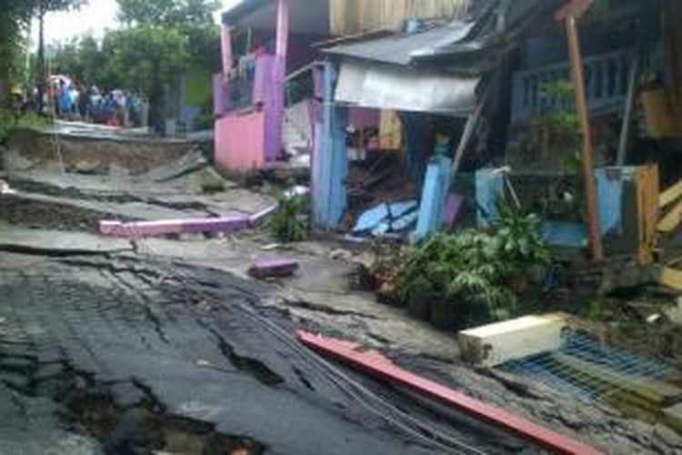 Puluhan rumah ambruk dan rusak parah akibat tanah longsor di Perumahan Trangkil Sejahtera, Kelurahan Sukorejo, Gunungpati, Kota Semarang, Kamis (23/1/2014). 