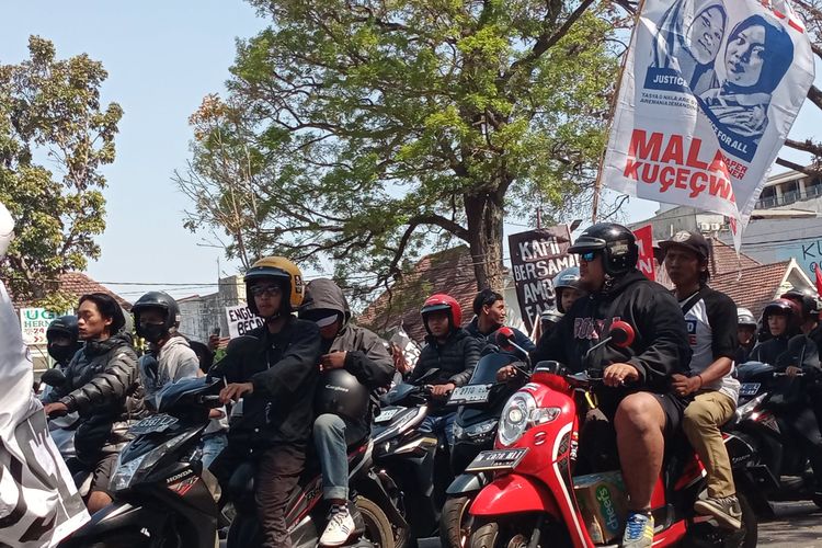 Ratusan warga Malang Raya dari sekitar luar Stadion Gajayana, Kota Malang pada Minggu (1/10/2023), siang, dan berkonvoi menuju Stadion Kanjuruhan, Kabupaten Malang untuk menyuarakan keadilan.