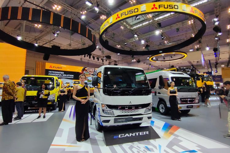 Fuso Sabet Booth Kendaraan Niaga Terbaik GIIAS 2023