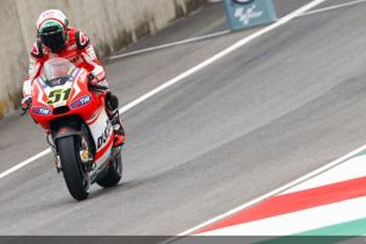 Pebalap uji coba Ducati asal Italia, Michele Pirro, membalap di Sirkuit Mugello pada sesi latihan bebas kedua GP Italia, Jumat (30/5/2014).