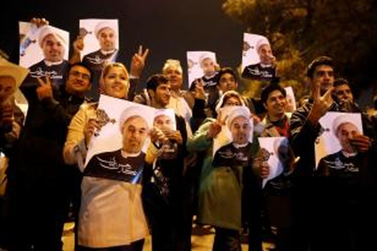 Sekelompok warga Teheran menyambut kedatangan Menlu Mohammad Javad Zarif yang baru tiba dari Geneva, Swiss setelah memimpin tim negosiator mencapai kesepakatan bersejarah soal program nuklir negeri itu. Warga yang bergembira mengacungkan tanda 