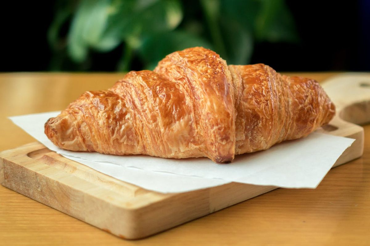 Ilustrasi croissant yang renyah. 