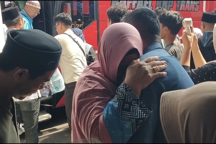 Tangis Haru dan Pelukan Warnai Kepulangan Jemaah Haji Kloter 1 Kertajati di Indramayu