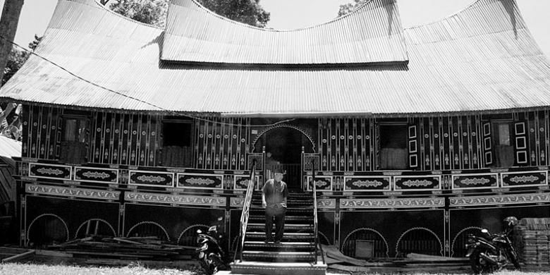 Rumah gadang di Sumatera Barat bukan hanya rumah biasa karena menjadi simbol adat Minang-kabau yang menganut kultur matrilineal. Kebertahanan rumah gadang berarti masih langgengnya adat Minangkabau. Namun, kini kian jarang rumah gadang yang terawat dengan baik di Sumbar.
