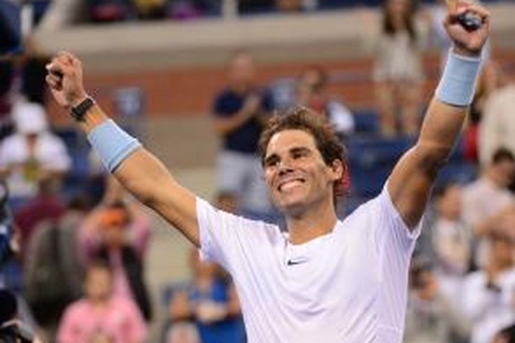 Petenis Spanyol, Rafael Nadal merayakan kemenangan atas Richard Gasquet dari Perancis, pada laga semifinal US Open yang berlangsung di USTA Billie Jean King National Tennis Center, New York, Sabtu (7/9/2013). Nadal menang 6-4, 7-6 (1), 6-2.