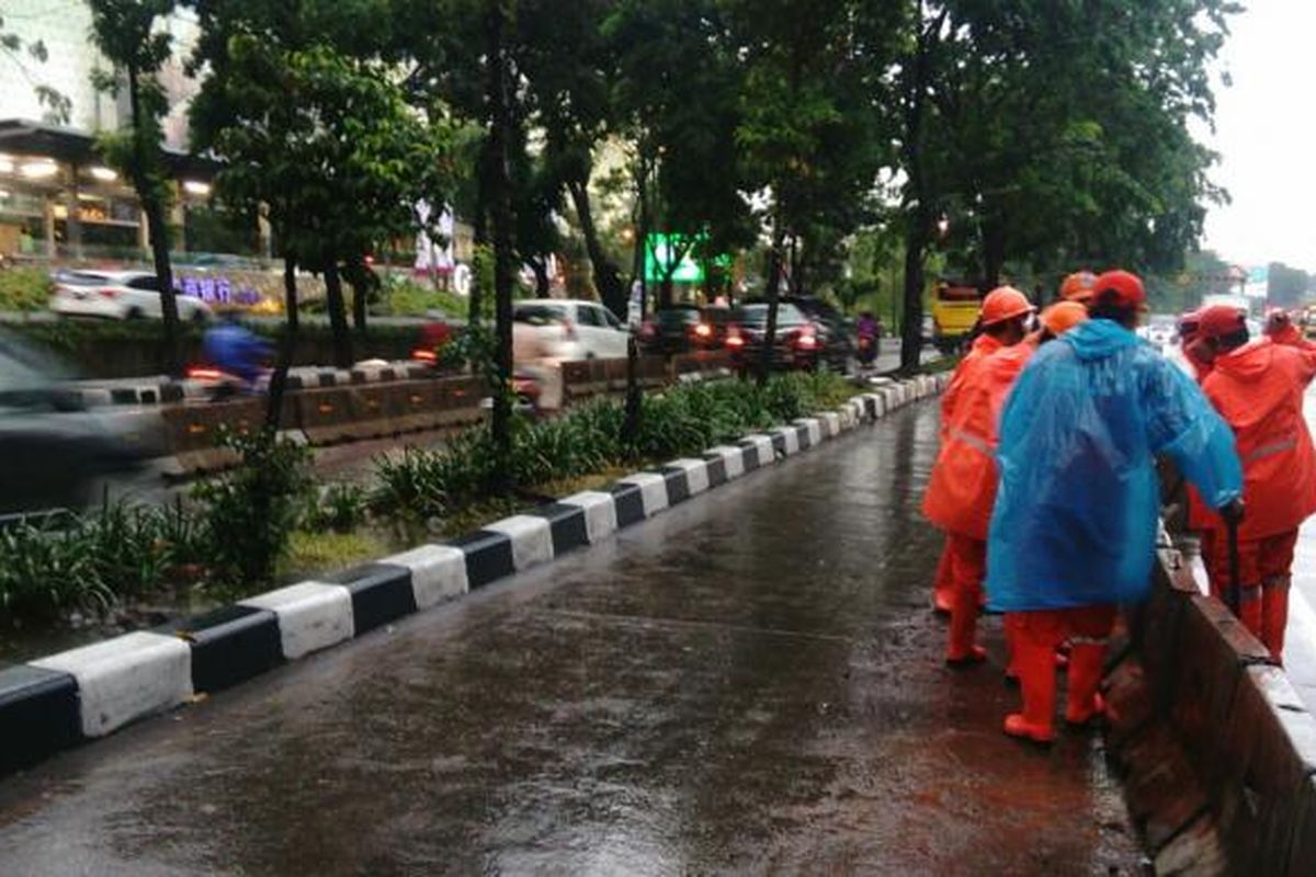 Petugas PPSU menangani genangan di Jakarta, Jumat (11/11/2016).