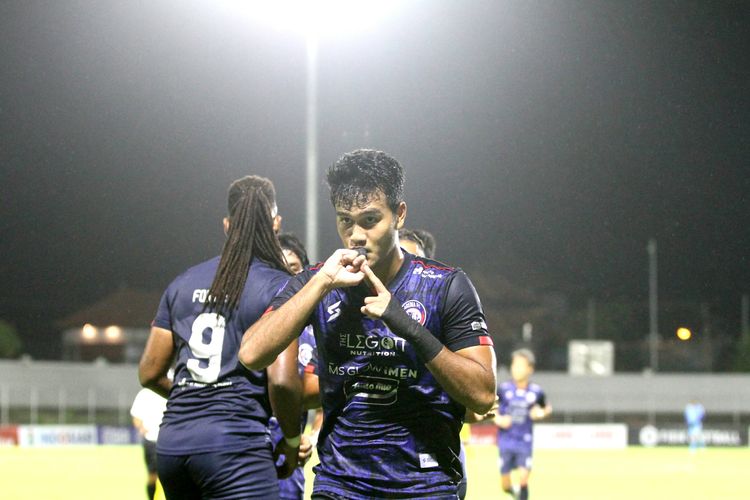 Penyerang Arema FC, Muhammad Rafli, merayakan golnya ke gawang Barito Putera pada lanjutan laga Liga 1 2021-2022 di Stadion Kompyang Sujana Denpasar, Sabtu (5/3/2022).