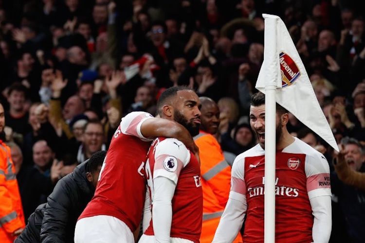 Alexandre Lacazette merayakan gol pada laga Arsenal vs Tottenham Hotspur bersama rekan-rekannya dalam lanjutan Liga Inggris, 2 Desember 2018. 