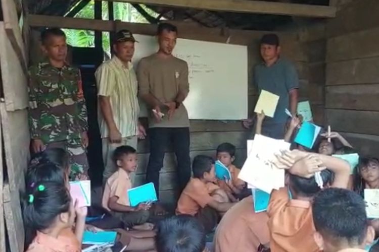 Siswa SD 11 Simalegi Mentawai terpaksa belajar di pondok yang dibuat warga akibat sekolahnya rusak dilanda gempa 11 September 2022 lalu