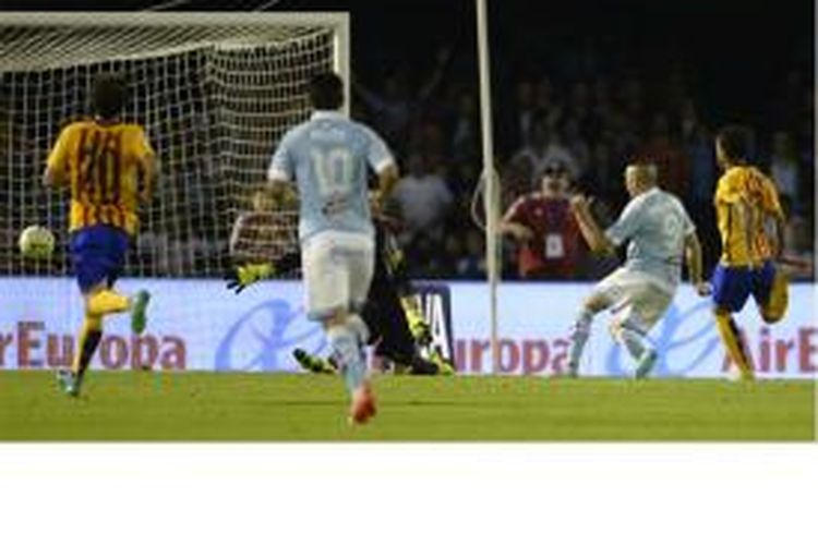 Penyerang Celta Vigo Iago Aspas (2 dari kanan) mencetak gol kedua ke gawang Barcelona pada pertandingan La Liga di Balaidos stadium, Vigo, Rabu (23/9/2015).