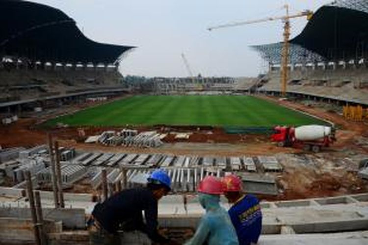 Sejumlah pekerja sedang menyelesaikan proyek pembangunan Stadion GOR Pakansari, yang terletak di Kelurahan Pakansari, Kecamatan Cibinong, Kabupaten Bogor.